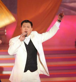万梓良的落魄史:从一代影帝沦落到街头商演,他这是了