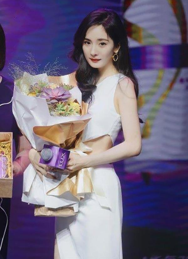 杨幂录制节目胆真肥,穿拼接长裙还敢弯腰拿东西,网友