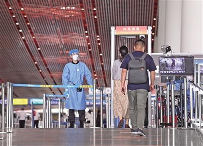 北京两机场持续加严疫情防控举措