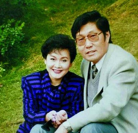 随着名气越来越大,李谷一收获了一大批铁粉,其中就包括肖卓能.