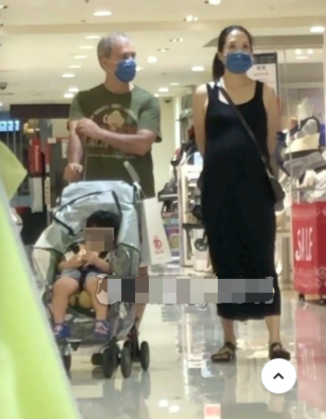 从媒体曝光照片中可以看出连咏心整个人丰腴了不少,尤其是腹部这一块