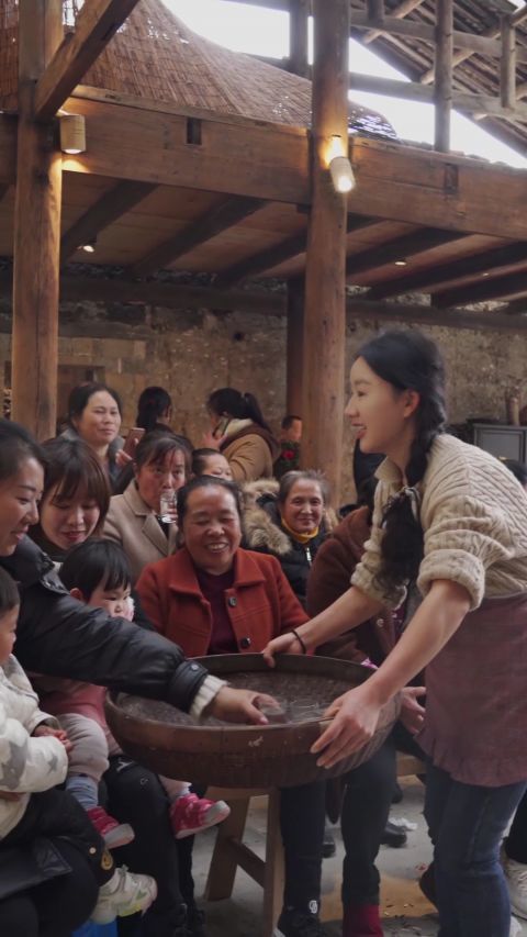 而沈丹说,她取名"乡愁" 就是希望自己这个土生"网红" 可以让乡村不再