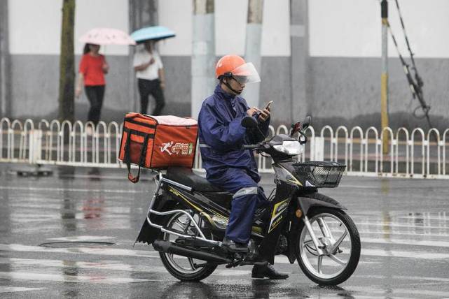 2017年06月22日,北京,送餐员在雨中奔波(图源:cfp)