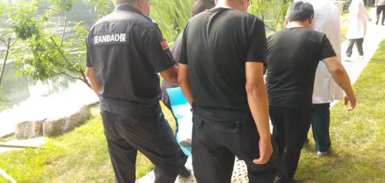 虞河景区保安高同伟,张友永以及那位没有留下姓名的热心游客,在紧急关