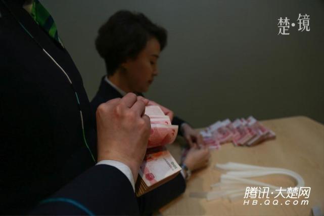 银行工作人员点钞时行云流水的手法令网友直呼高能. (来自:大楚网)