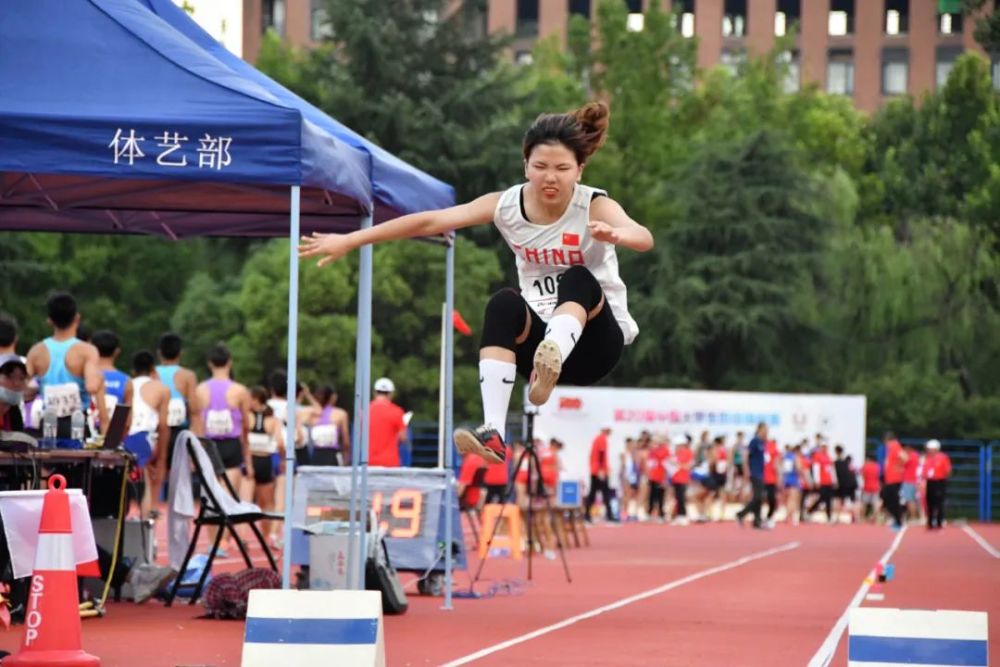 会计2033班许剑梅获女子乙组跳远第七名