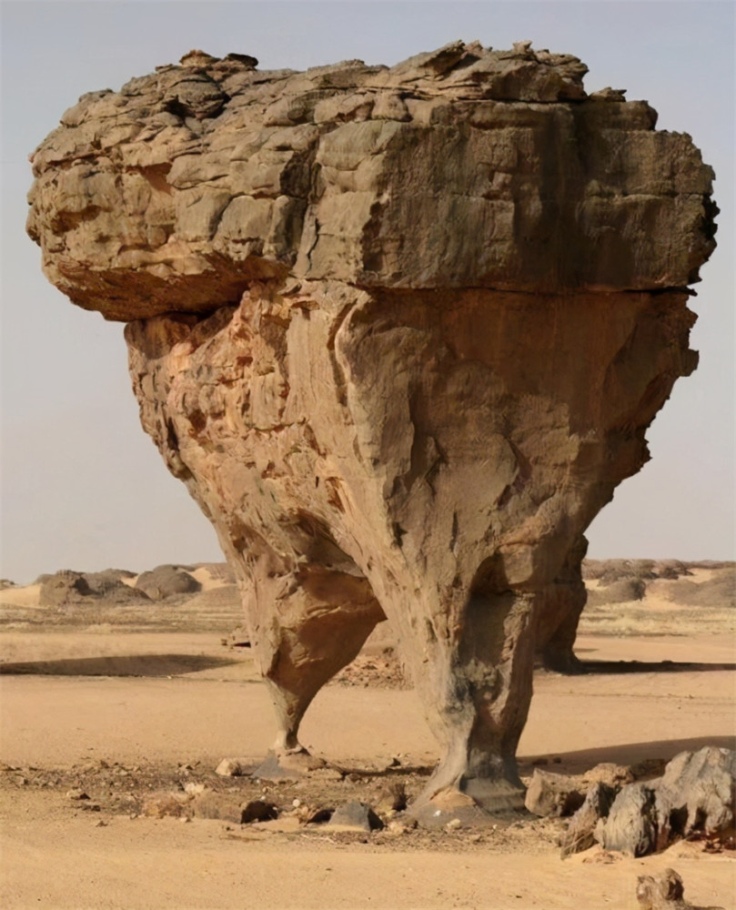▼ 沙漠里的风蚀蘑菇大部分看起来都很独特, 巨大的岩石长期遭受风沙
