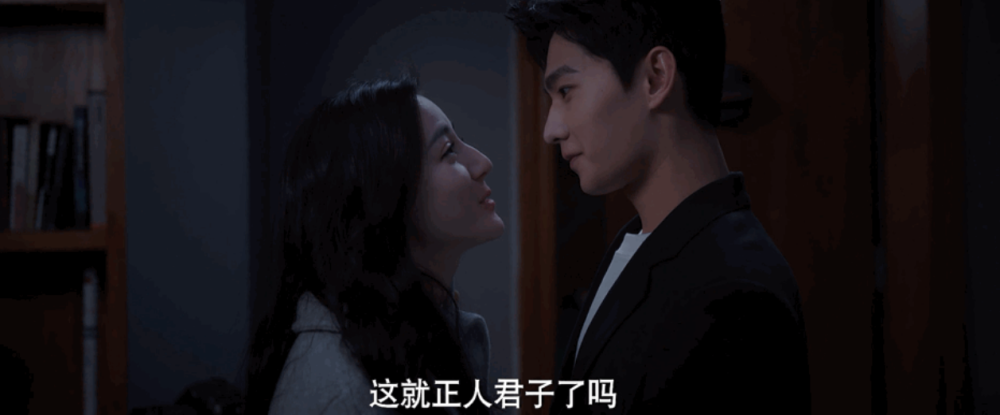 迪丽热巴近距离靠近杨洋,杨洋下意识后退,耳朵通红尽显紧张