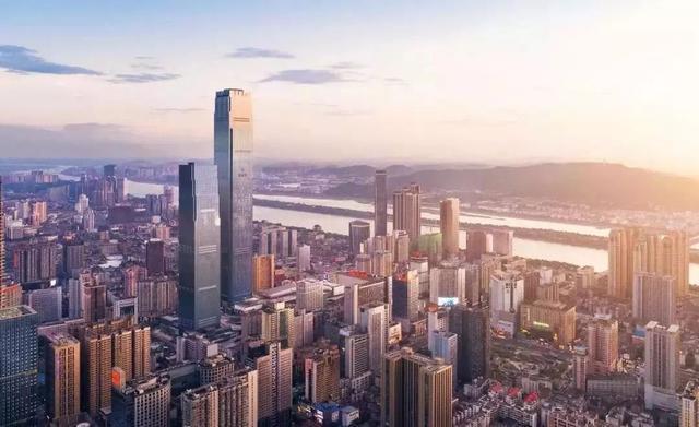 湖南省第一高楼,主楼超过450米,雄伟壮观,位于长沙商业旺地