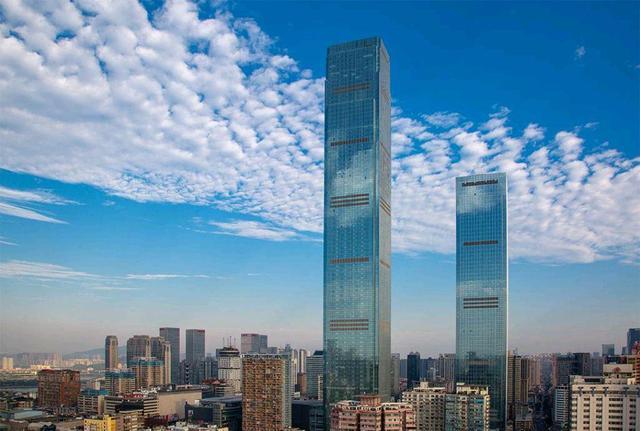 湖南省第一高楼,主楼超过450米,雄伟壮观,位于长沙商业旺地