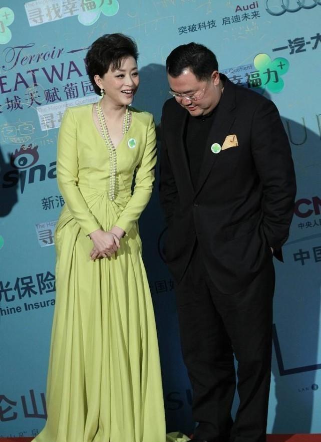 杨澜和丈夫携手同框,一袭淡黄长裙也不显轻浮,优雅气质太出众了