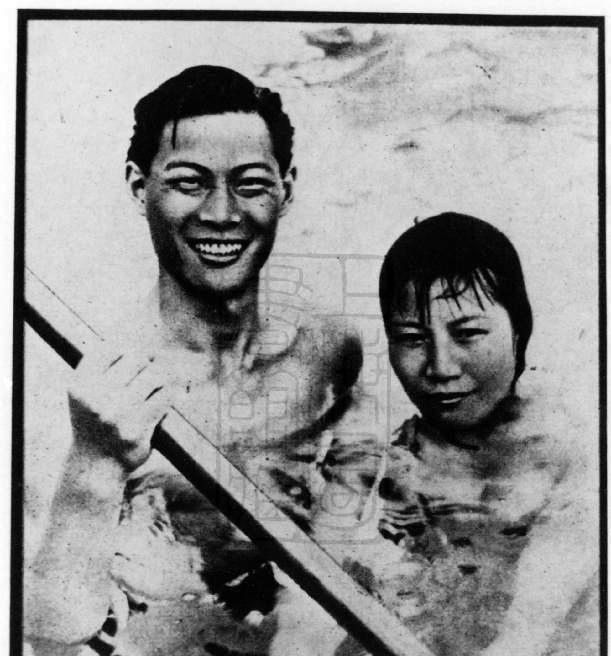 严斐是天津人艺的第一代演员.也是30年代就走红的电影明星.