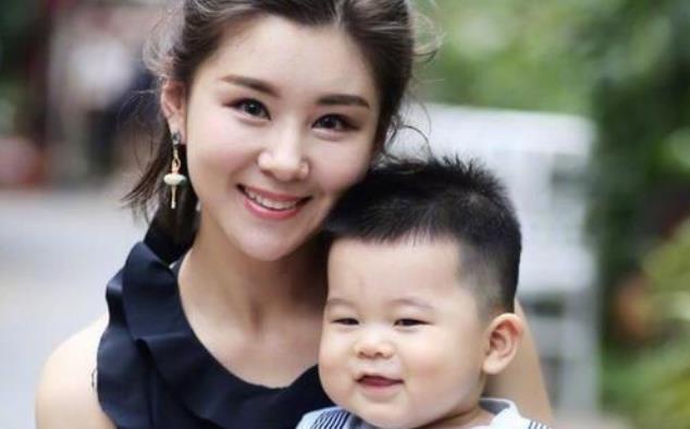 李小萌晒3岁儿子照片小家伙模样呆萌长相可爱遗传妈妈大眼睛