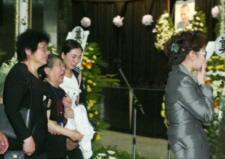 2007年陈晓旭患癌去世,当时陪她一起出家的丈夫,如今过得怎样了