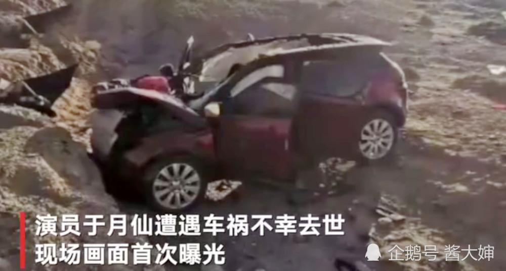 大脚婶于月仙车祸现场,车辆损毁严重,两头骆驼躺在刹车痕迹尽头