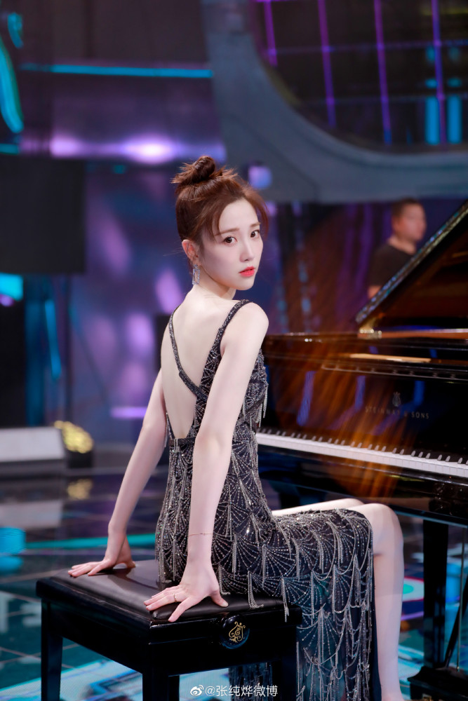 难怪江苏卫视女主持只有她 《蒙面舞王2》张纯烨钢琴公主造型绝美