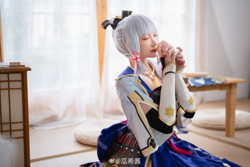 排版:菠萝脱皮酱#cosplay#组织:原神猫尾酒馆摄影:_color卡拉神里