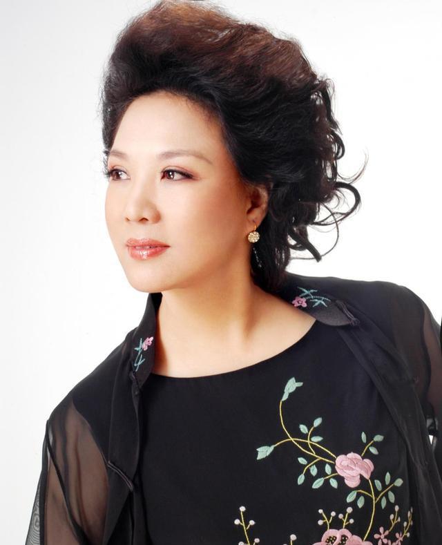 王秀芬:中国女将军歌唱家,享副军级待遇,嫁殷秀梅前夫