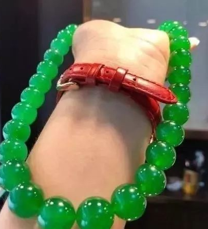 穷人玩车,富人玩表,天下富婆爱珠宝:看三位女首富如何戴翡翠!