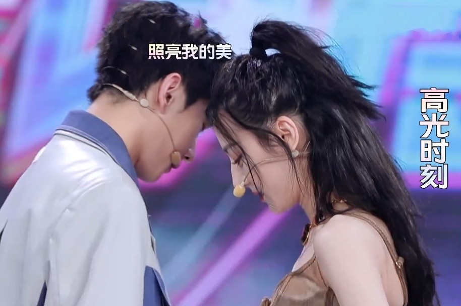 何炅拍照磨皮瘦脸全开,丝毫不顾忌杨洋和热巴,颜值高也难逃变形