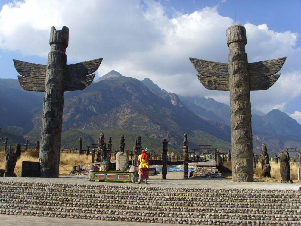 与玉水寨,玉柱擎天,玉峰寺,玉龙雪山,东巴谷,东巴王国并称为"三东四玉