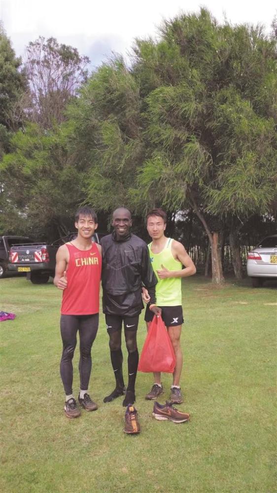 彭建华(右,杨绍辉与肯尼亚男子马拉松运动员基普乔格合影.