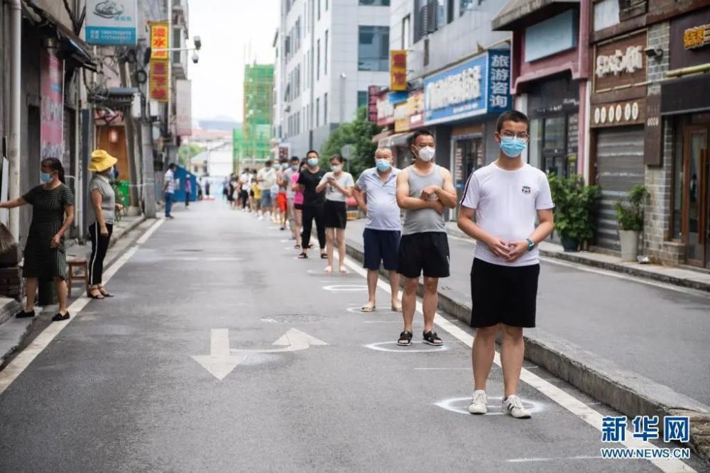 张家界启动第六轮全民核酸检测悟空画圈式排队场面火遍全网