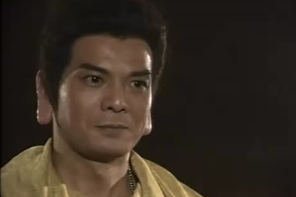 金轮法王前期不及鸠摩智,但后期神功大成,两人不分上下