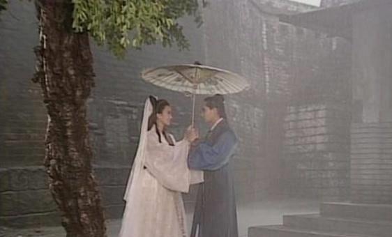 夫妻共伞,深情对视,白素贞和许仙传为一段佳话.
