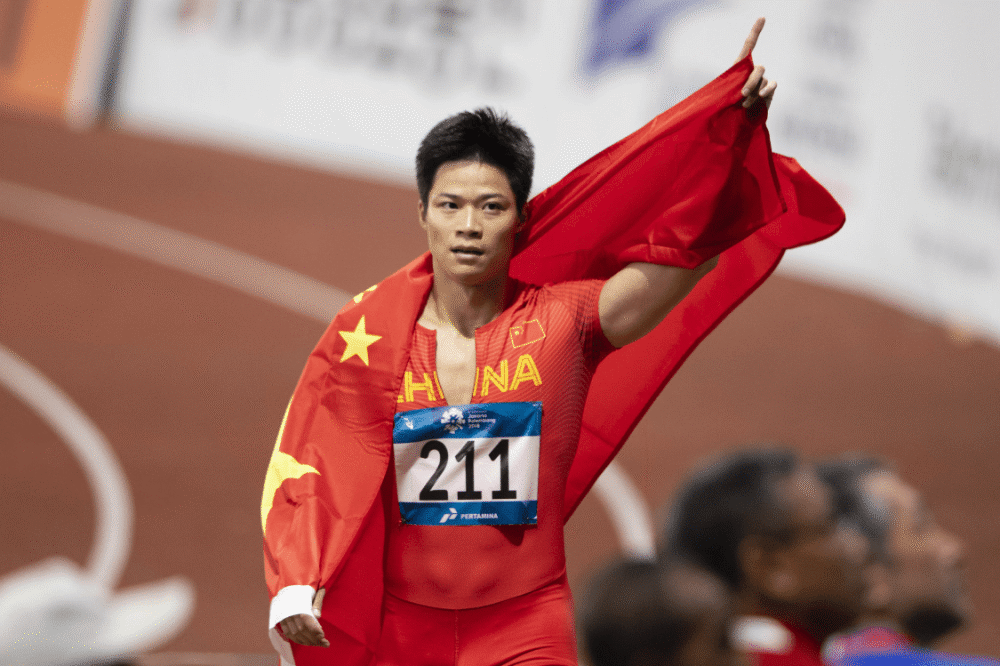 东京奥运会闭幕式,中国飞人苏炳添手举国旗雄赳赳气昂昂令人印象深刻