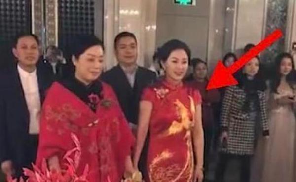 冻龄婆婆走红婚礼上抢尽风头看到公公登场网友没爱了