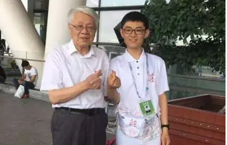 90后天才少年曹原:世界难题我都攻克了,还会稀罕美国那张绿卡?