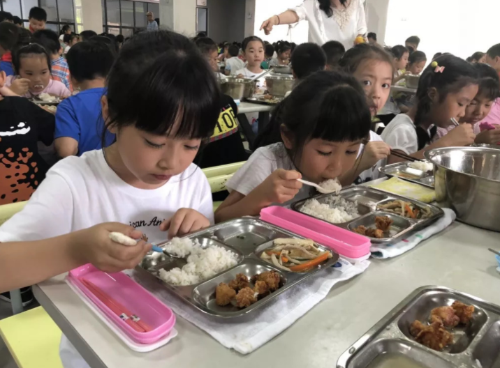 家长们也该注意学生的饮食问题,不要惯着家中的孩子,多吃家中有营养的