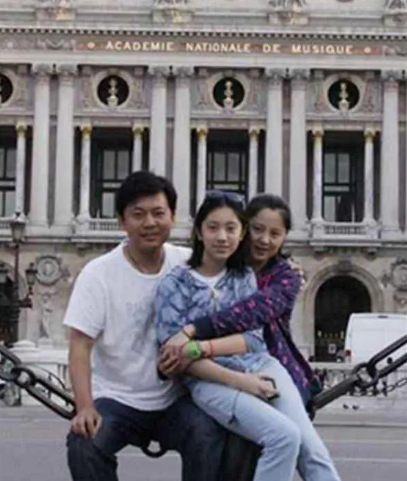 何政军的角色深入人心,"赵政委"一角家喻户晓,出道多年零绯闻