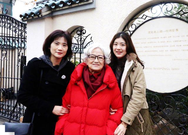 王文娟与女儿外孙女照片曝光,告别仪式不开放,但开通