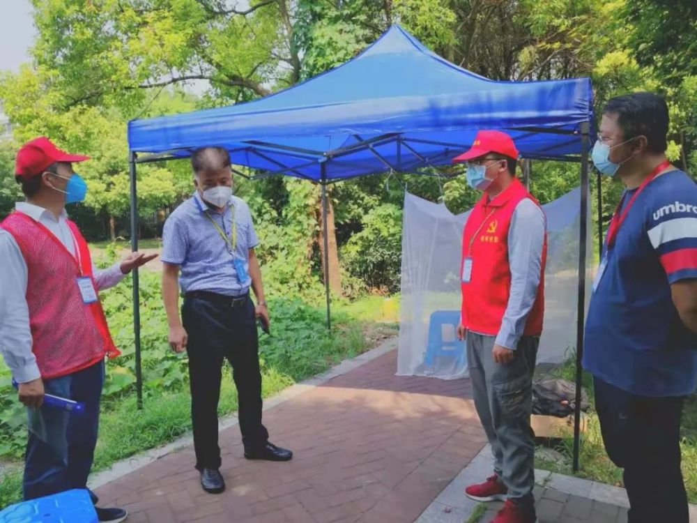 市应急管理局党委书记局长熊佳芝慰问封闭小区抗疫志愿服务队伍