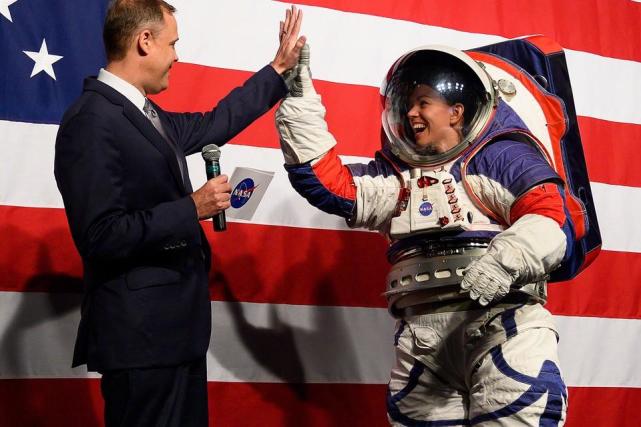 nasa新一代宇航服开发严重延迟,美国2024年载人登月"流产" 马斯克:让