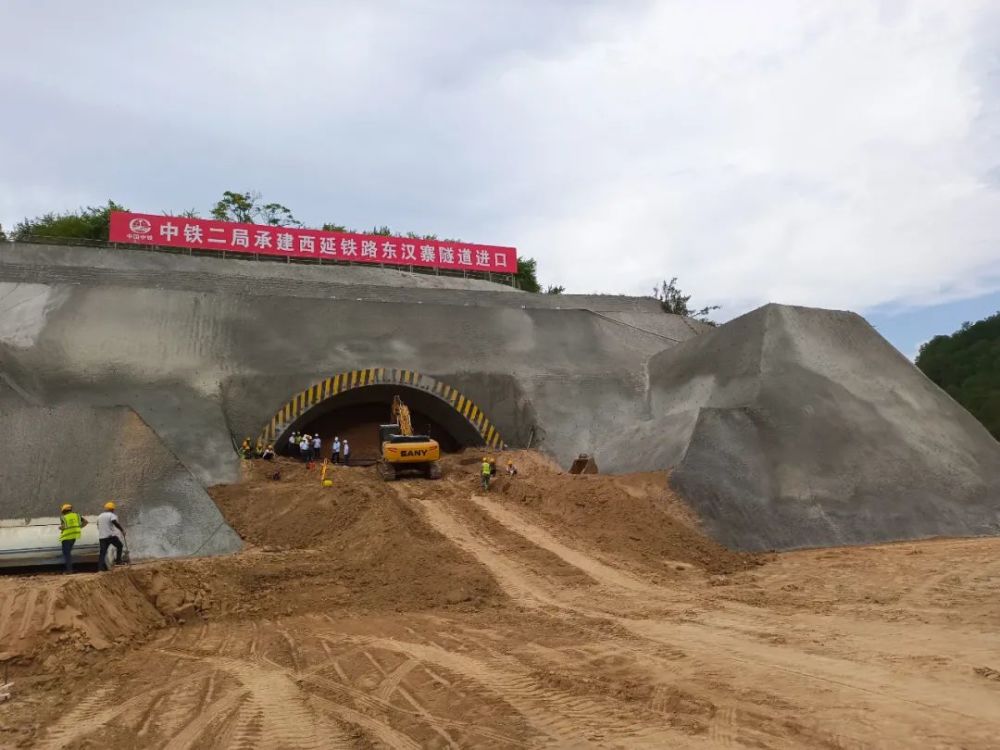 西延高铁洛川段项目建设推进会召开