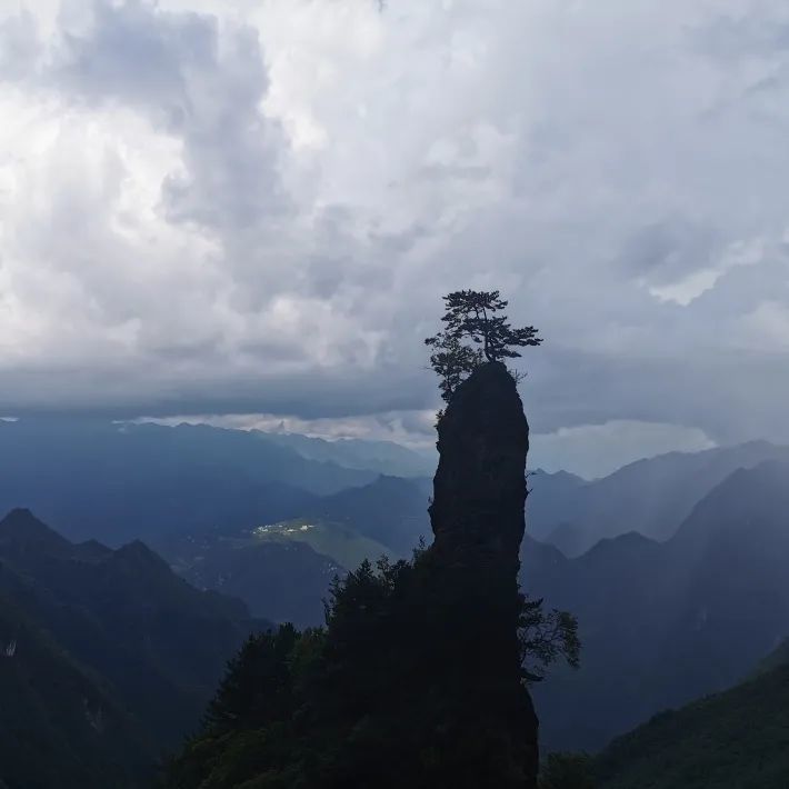 独秀峰2八台山的云海景观极为壮美,第四台是云海的最佳观赏区.