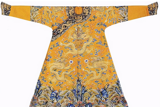 刘邦认为这玄色的龙袍不吉利,导致秦二世而亡,又将这龙袍的样式改为