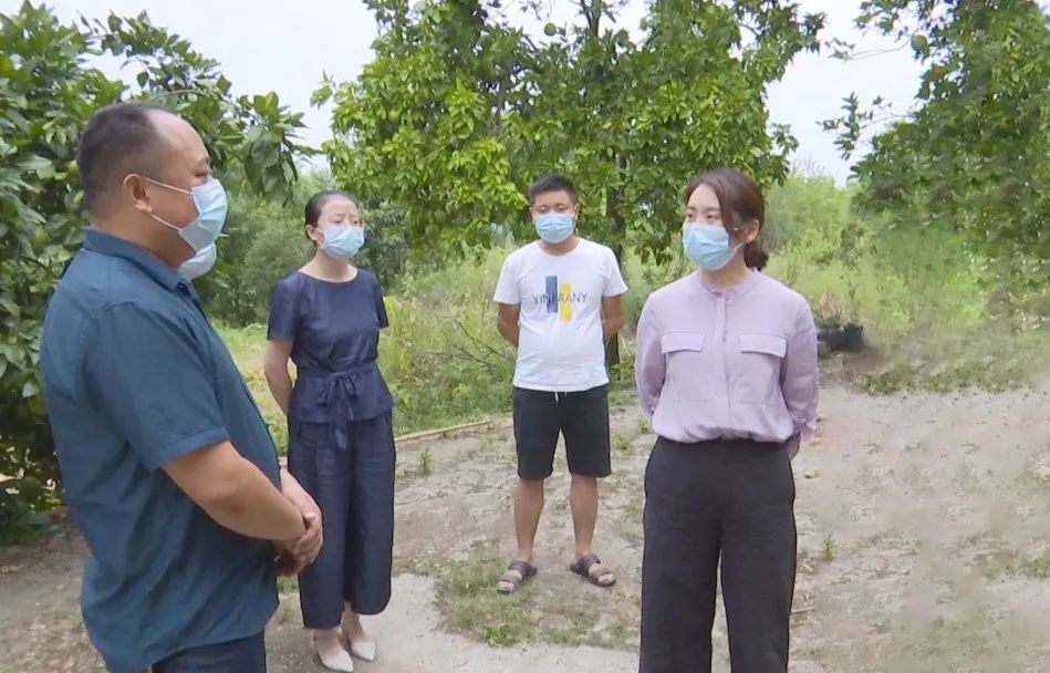 当天,潘莉还前往该村居家观察对象家中,实地了解了该村疫情防控措施