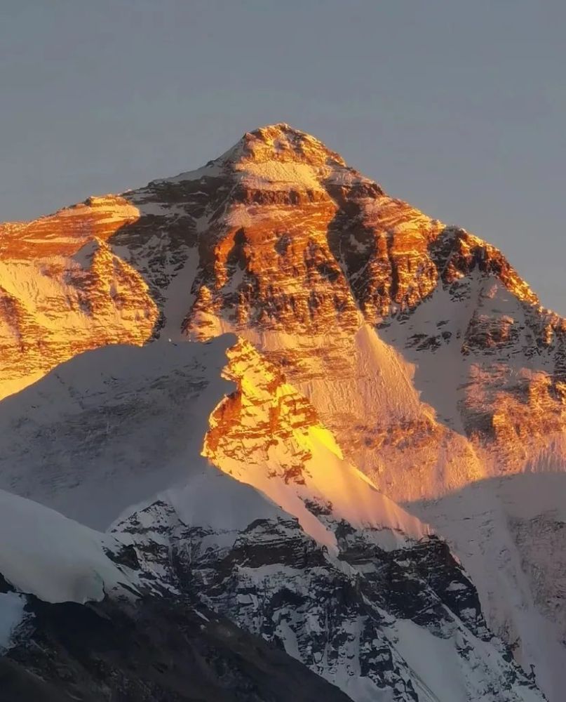 " 天书摄 珠穆朗玛峰是喜马拉雅山脉的主峰 也是世界海拔最高的山峰