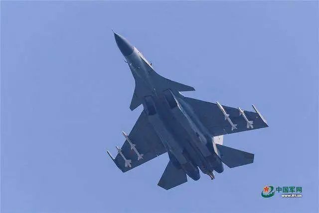 资料图:阅兵式上的歼-15也挂载了霹雳-12(内) 和霹雳-8
