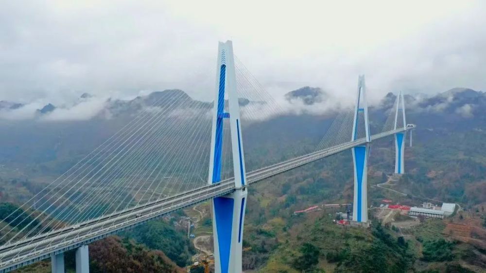 贵州平塘特大桥!青山峡谷间建"天空之桥"