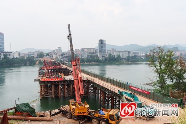 图说怀化溆浦县大江口镇沅水大桥施工现场