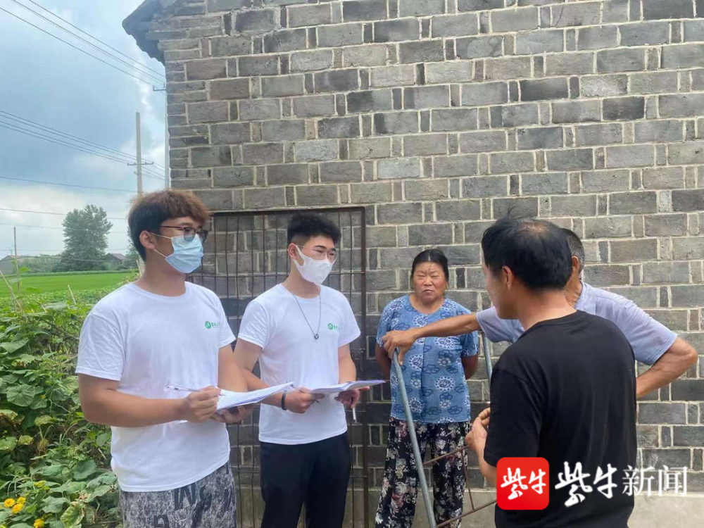 志愿者向当地村民发放调查问卷