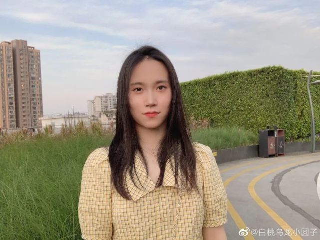 朱雪莹完全长在了小in的审美点上,日常穿简单的衣服也挡不住她的女神