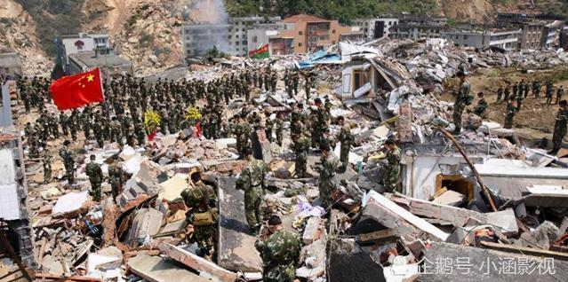 汶川地震中,舍命救7人的英雄,为何会成为"阶下囚"?