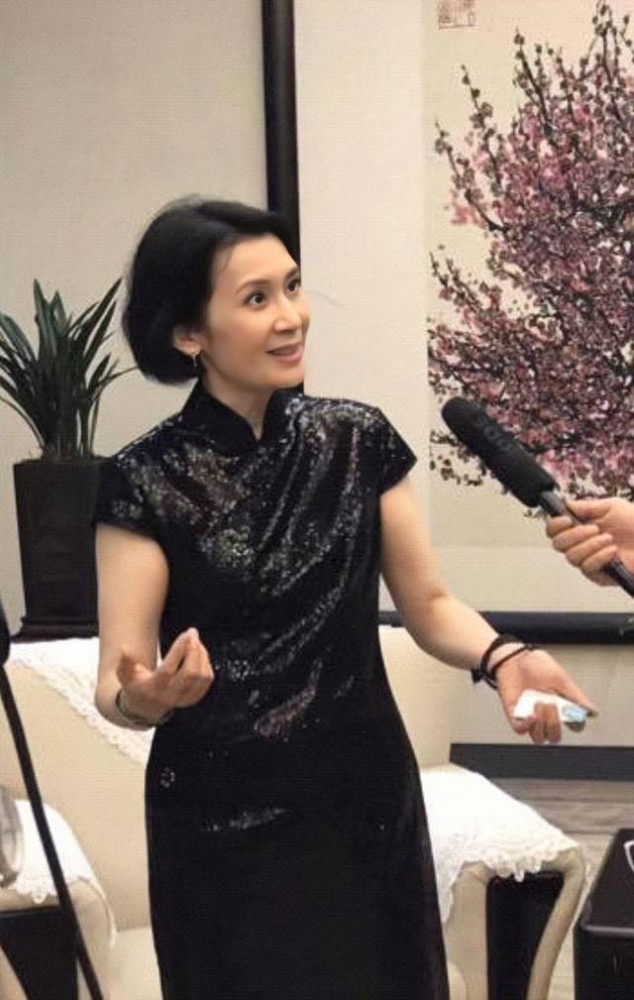 肖雄气质真好,穿黑色旗袍配短发优雅高贵,"奶奶鞋"暴露了年纪