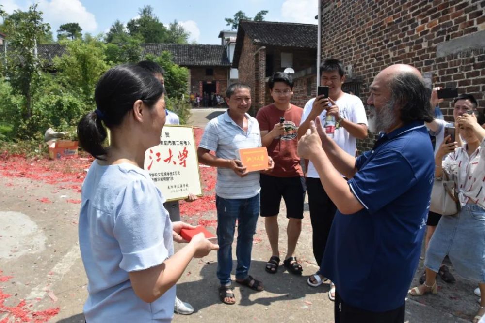 曹传宝赠送平板电脑曹咏雄从班主任曾晓辉手中接过贺喜牌匾年级主任